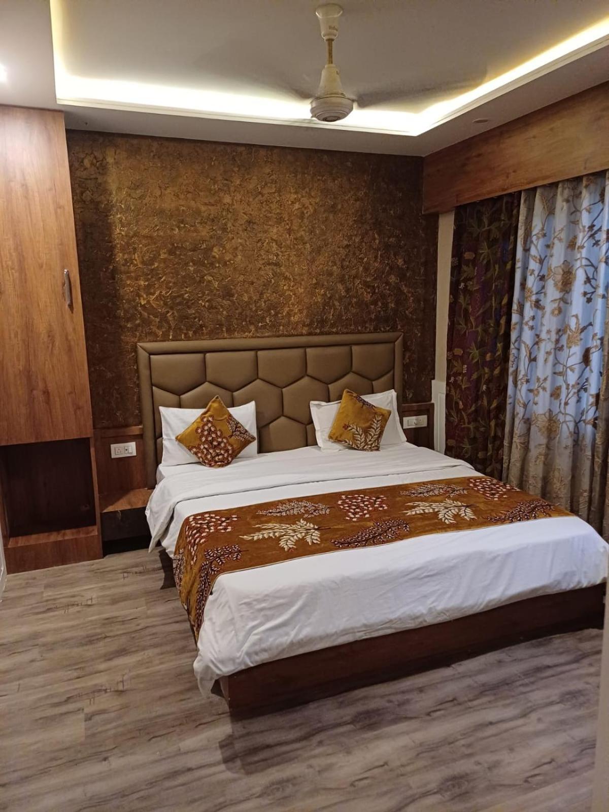 Hotel Manora Palace Srinagar  Exterior photo