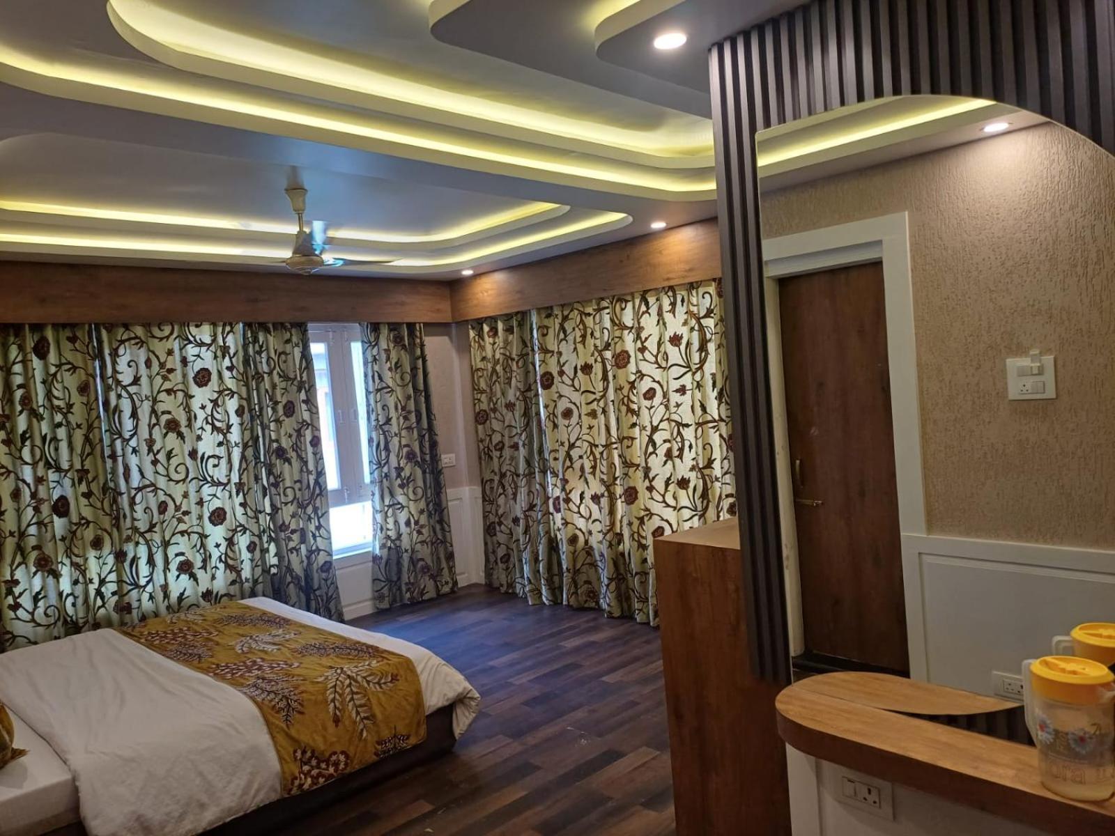Hotel Manora Palace Srinagar  Exterior photo